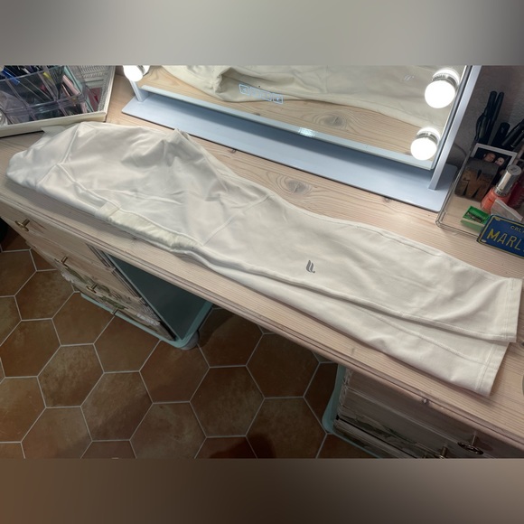 Fabletics outfit;White legging, high impact, regular length and camo hoodie (S) - Picture 4 of 8